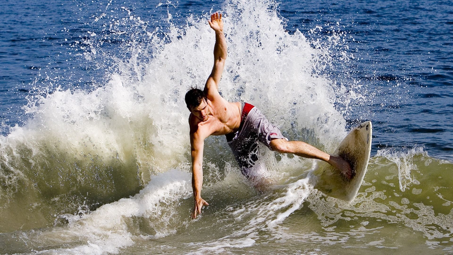 _金属未来：硬核科技打造爆炸式运动装备_，金属爆破